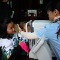Hanoi samaritans help children of cancer patients